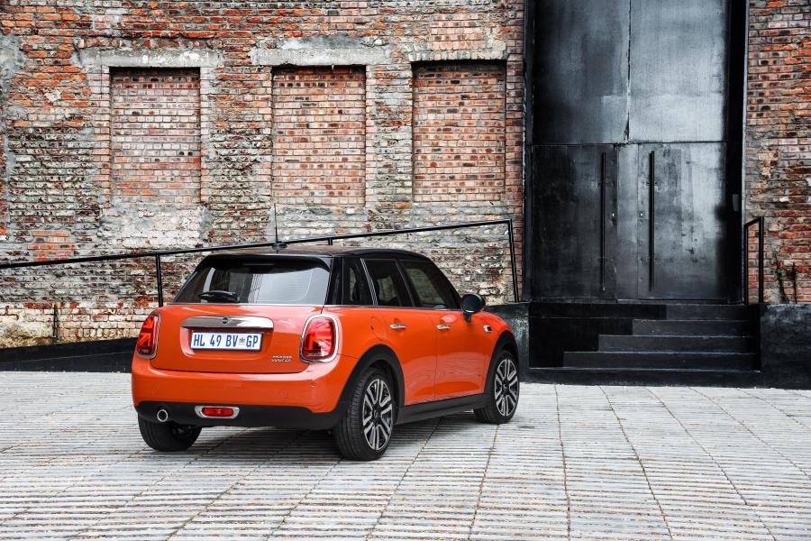 Mini Cooper 5-Door (F56) 2018 года  (ZA) (фото 13 из 32)